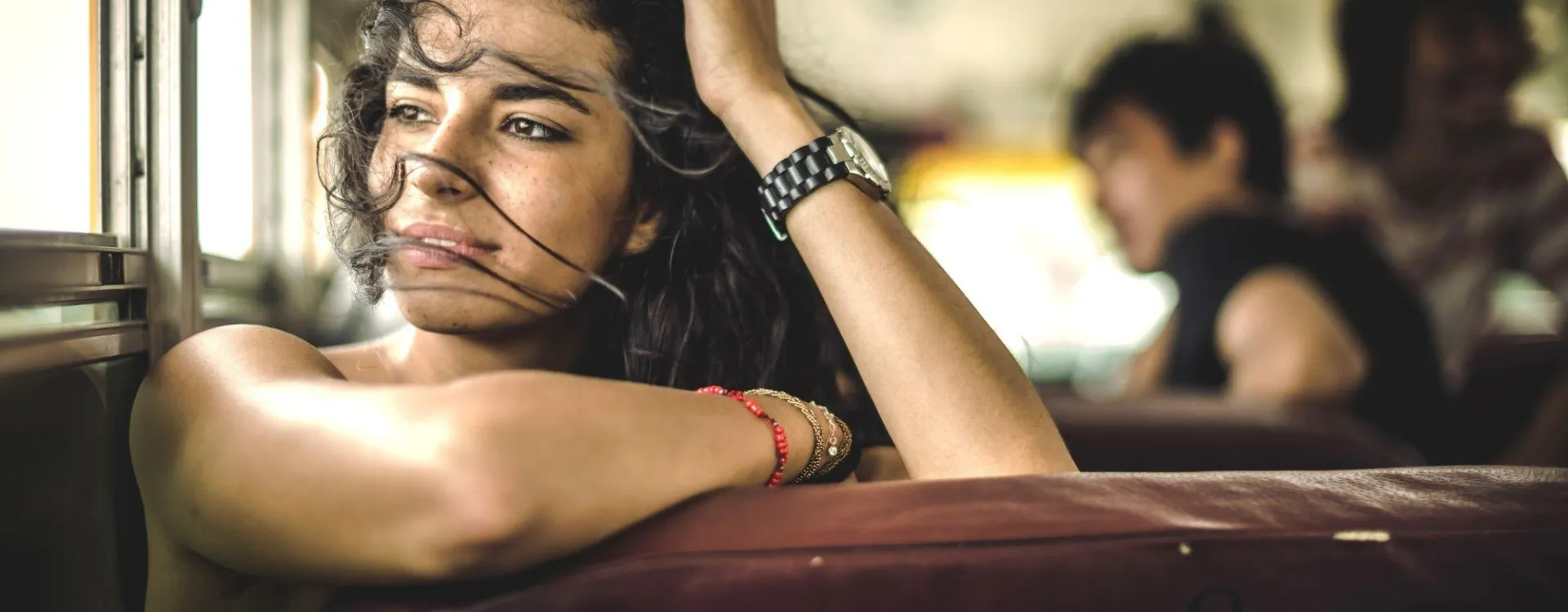 Voyageuse regardant par la fenêtre d’un bus en Amérique centrale pendant une expérience de choc culturel en voyage