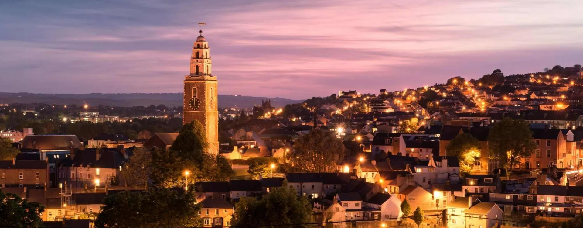 Vue panoramique de Cork en Irlande au coucher du soleil avec toits de la ville et tour emblématique
