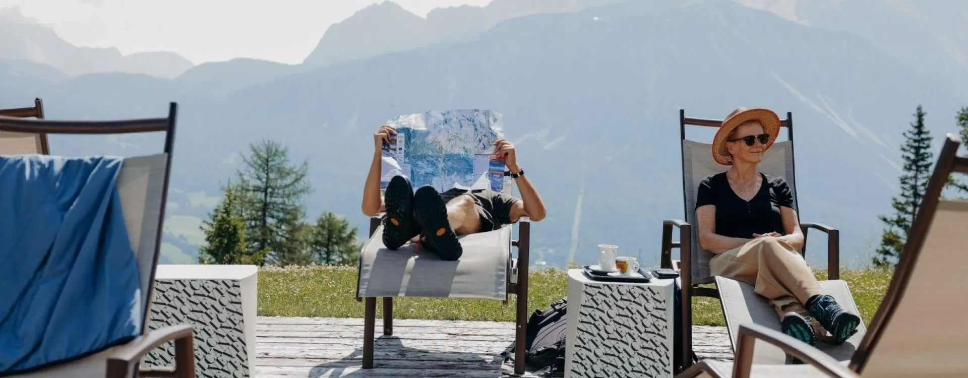 Visiteurs se relaxant sur une terrasse panoramique à Col Druscié au-dessus de Cortina d’Ampezzo dans les Dolomites