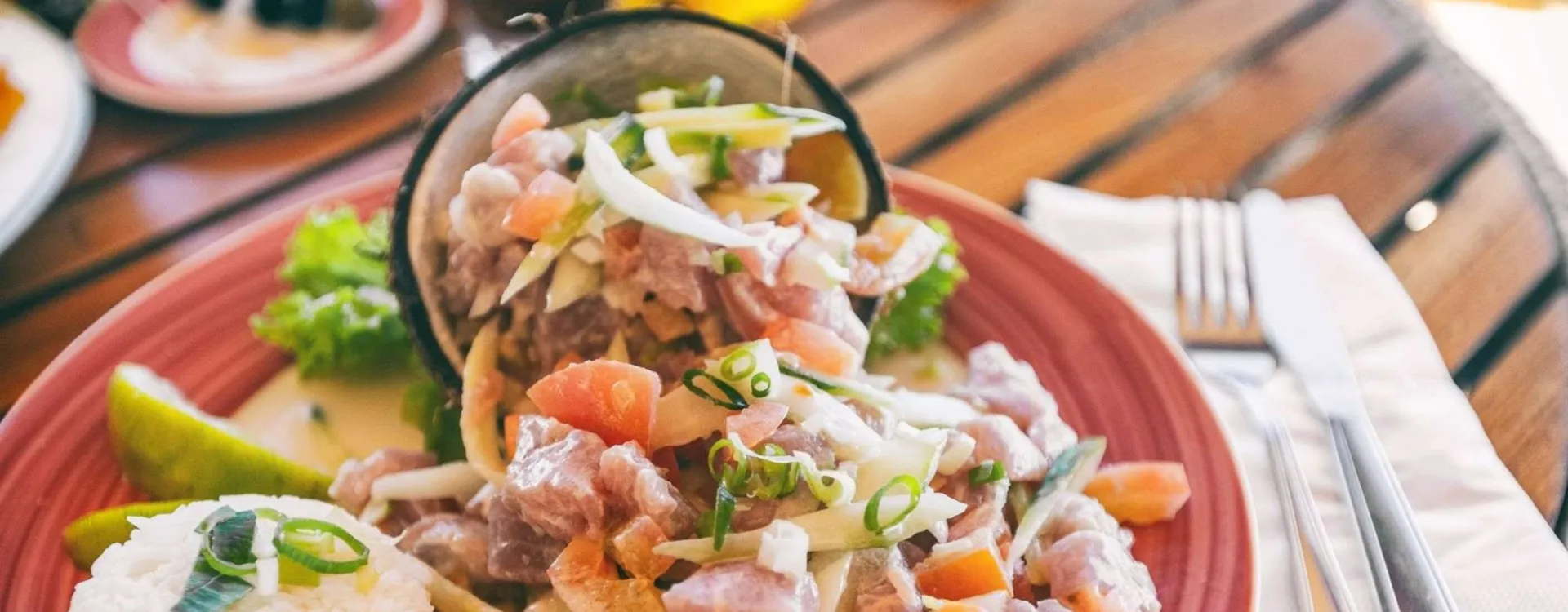 Poisson cru au lait de coco, spécialité de la cuisine tahitienne servie à Tahiti en Polynésie française