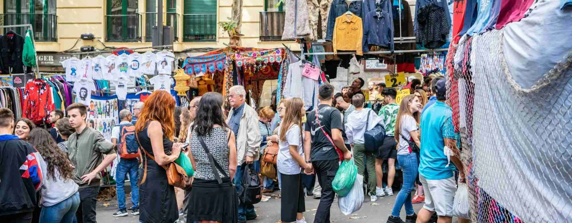 Foule dans les rues du marché El Rastro à Madrid dans le quartier de La Latina le dimanche