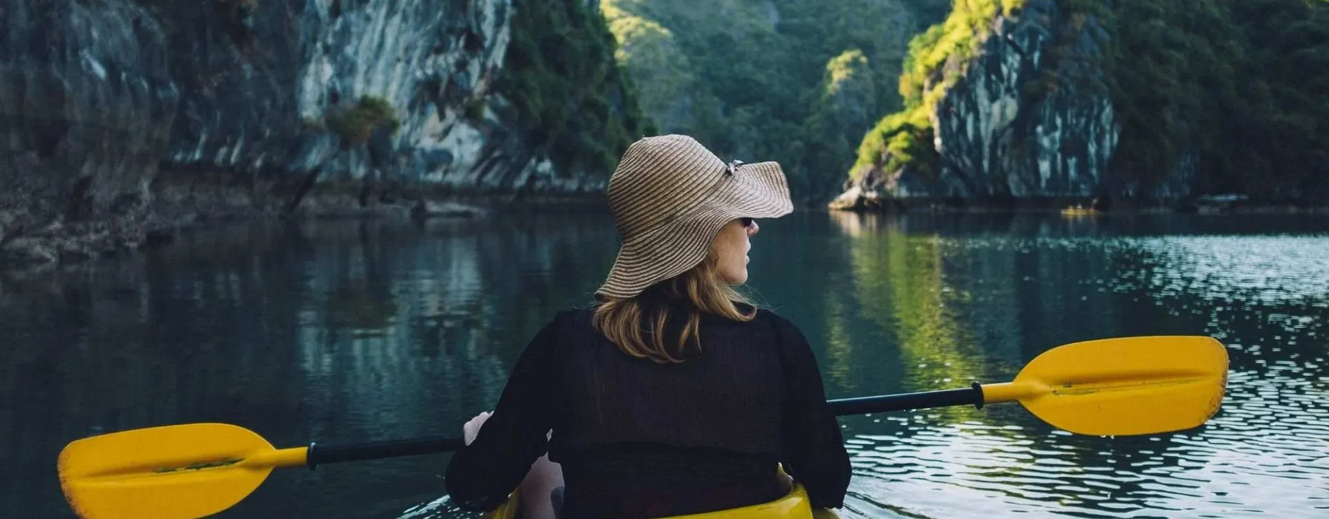 Le kayak dans la baie d’Halong fait partie des 10 expériences inoubliables à vivre en Asie.