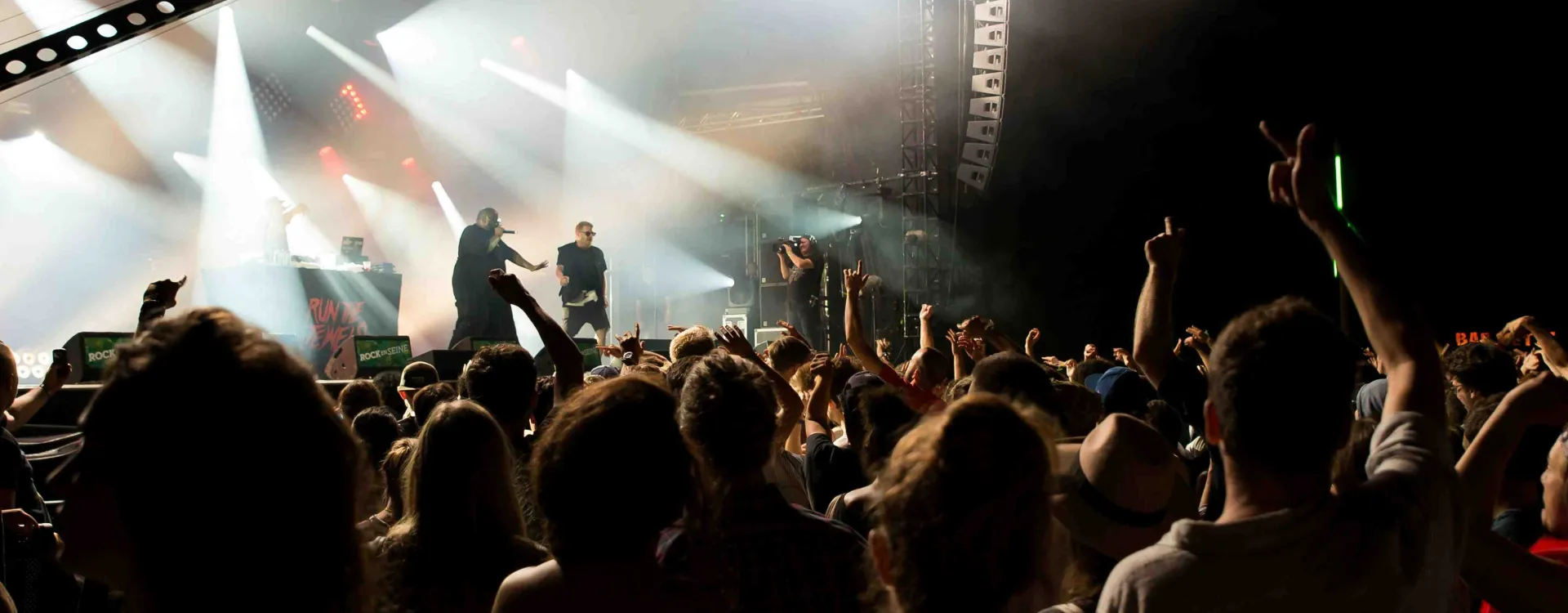 Foule en concert au festival rock Rock en Seine à Paris en France