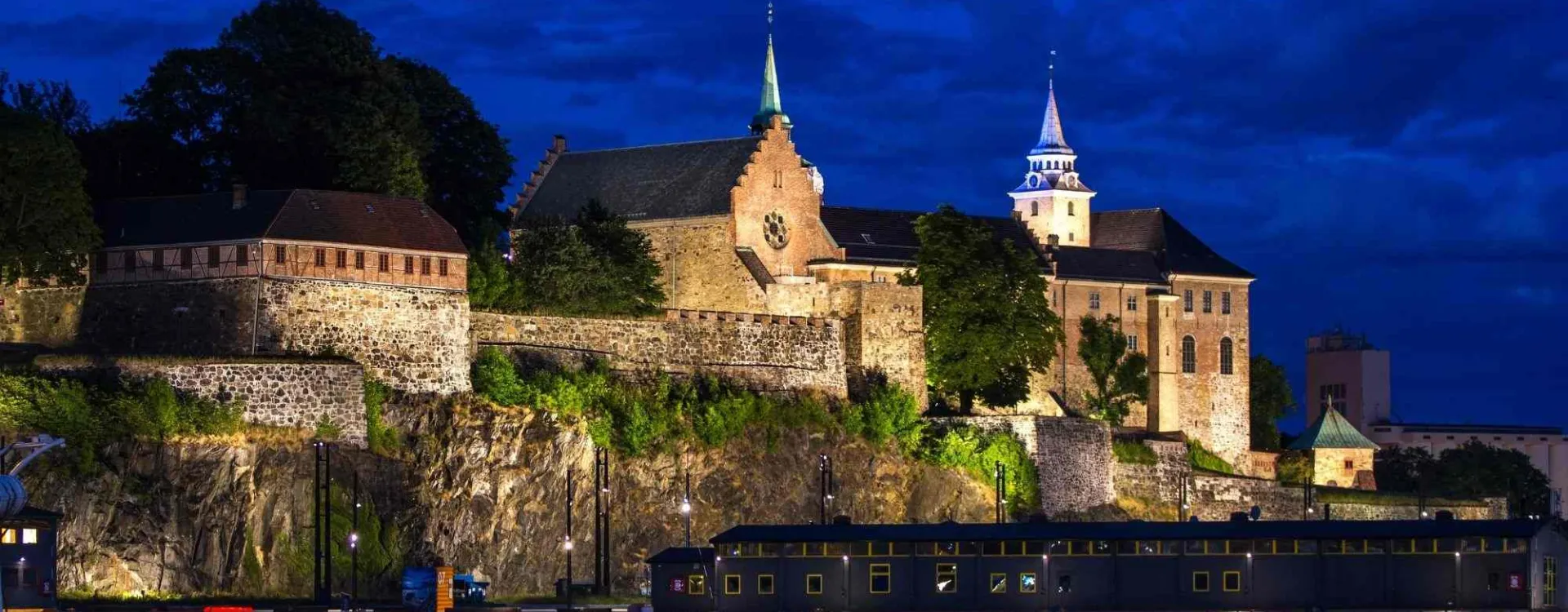 Forteresse et château d’Akershus illuminés la nuit à Oslo en Norvège