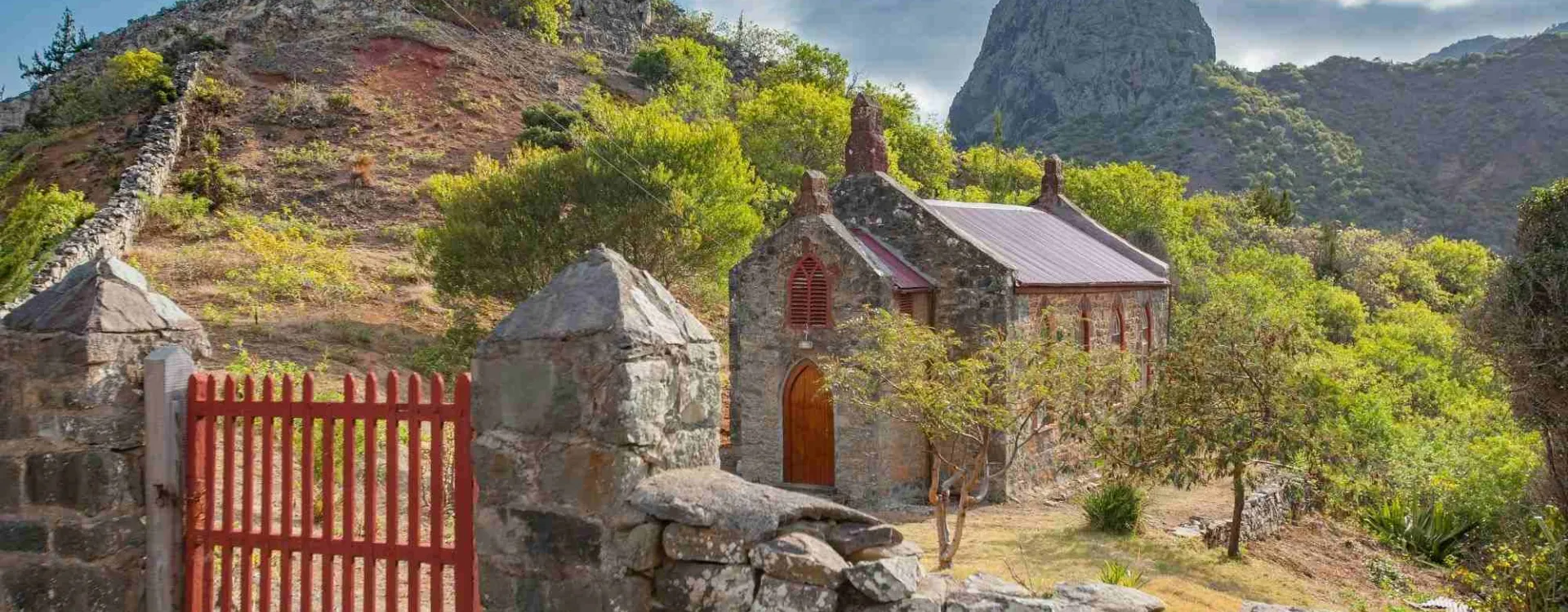 Paysage avec une église sur l’île de Sainte-Hélène, au cœur de l’océan Atlantique Sud
