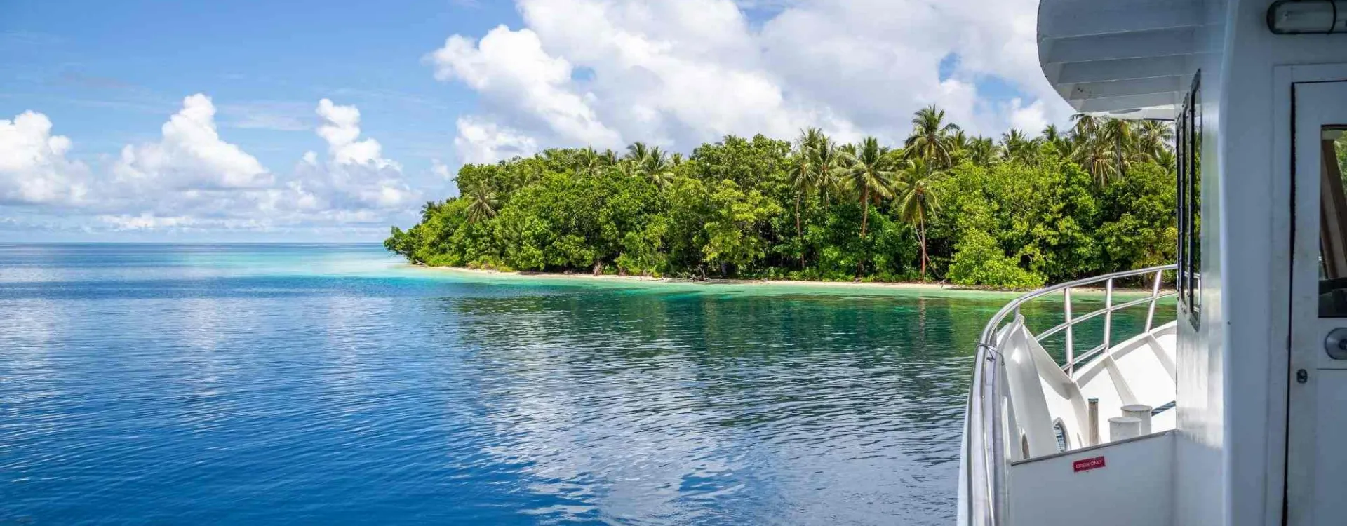 Ile tropicale déserte dans les Russell Islands aux îles Salomon dans le Pacifique Sud