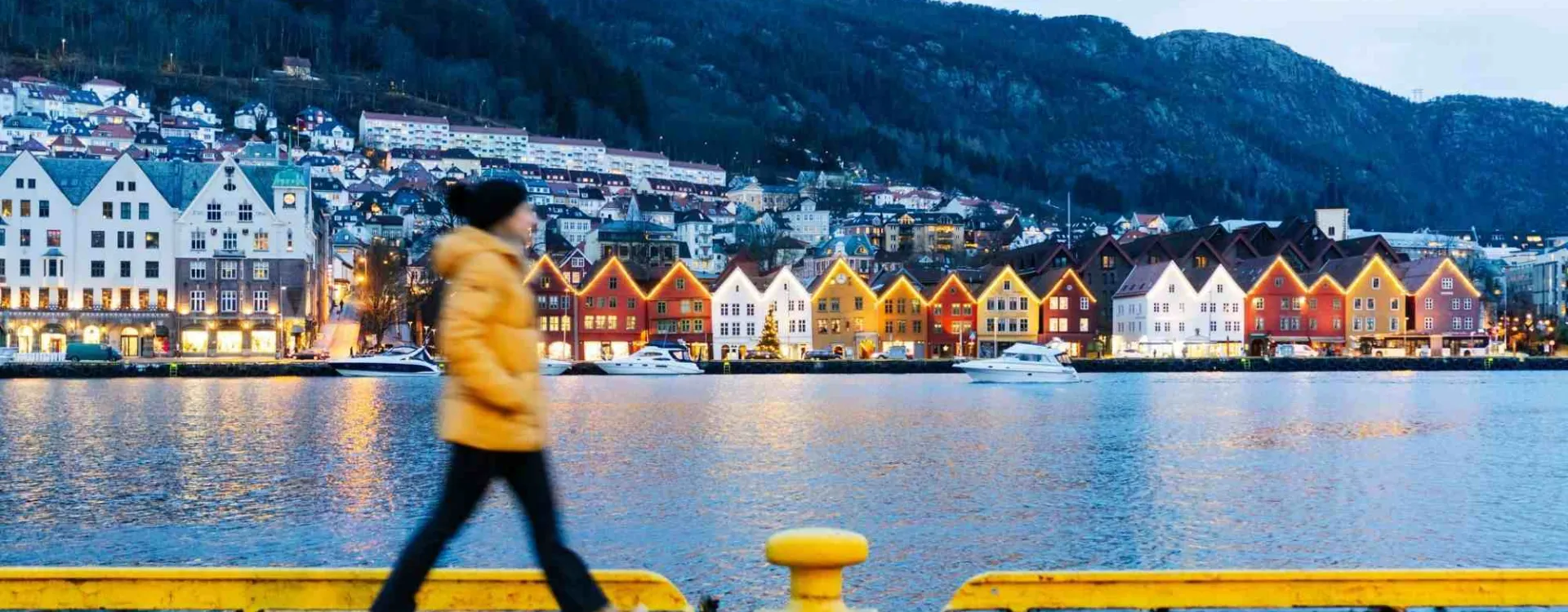 Un touriste marchant à Bergen, étape incontournable d'un circuit de 10 jours en Norvège.