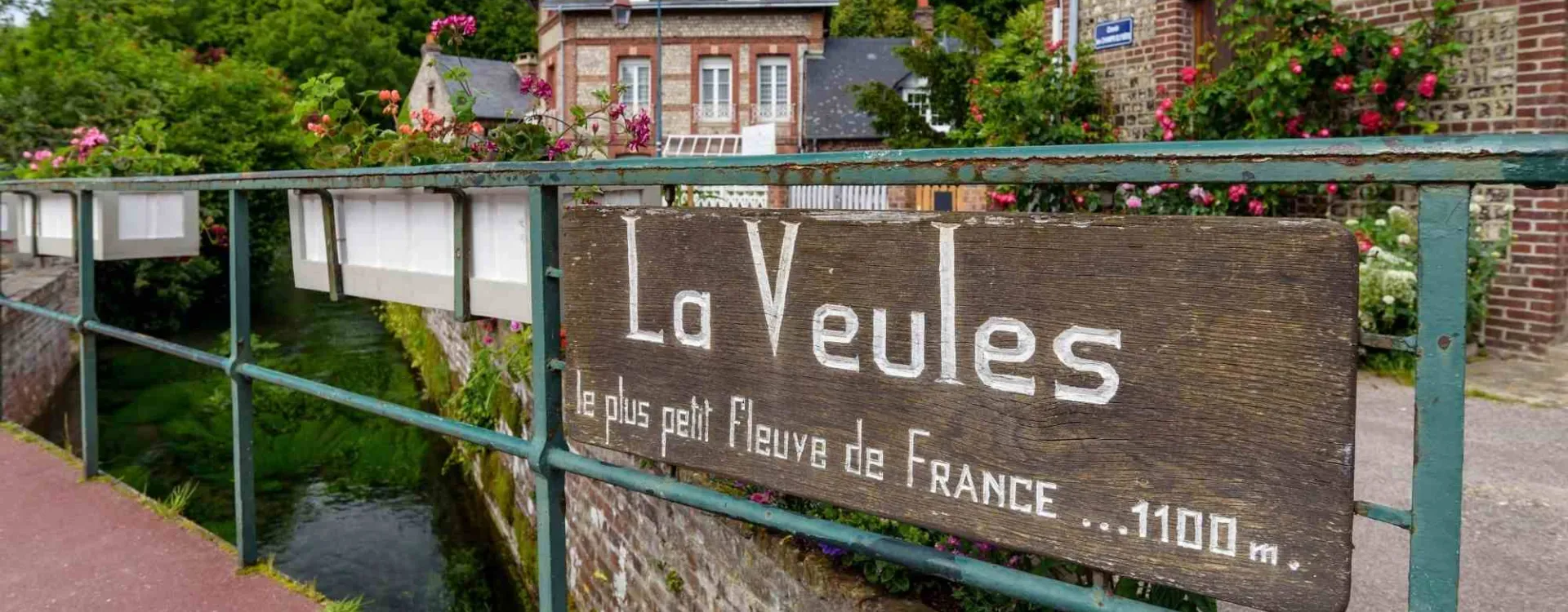 Panneau indiquant la Veules, le plus petit fleuve de France, illustrant les lieux de record en France