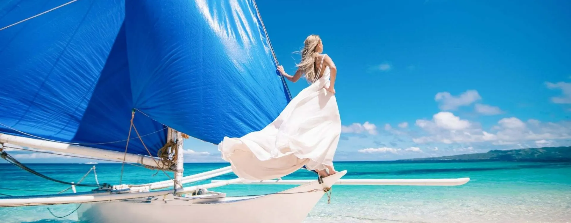 Mariée sur un bateau dans une destination tropicale pour un mariage à l’étranger
