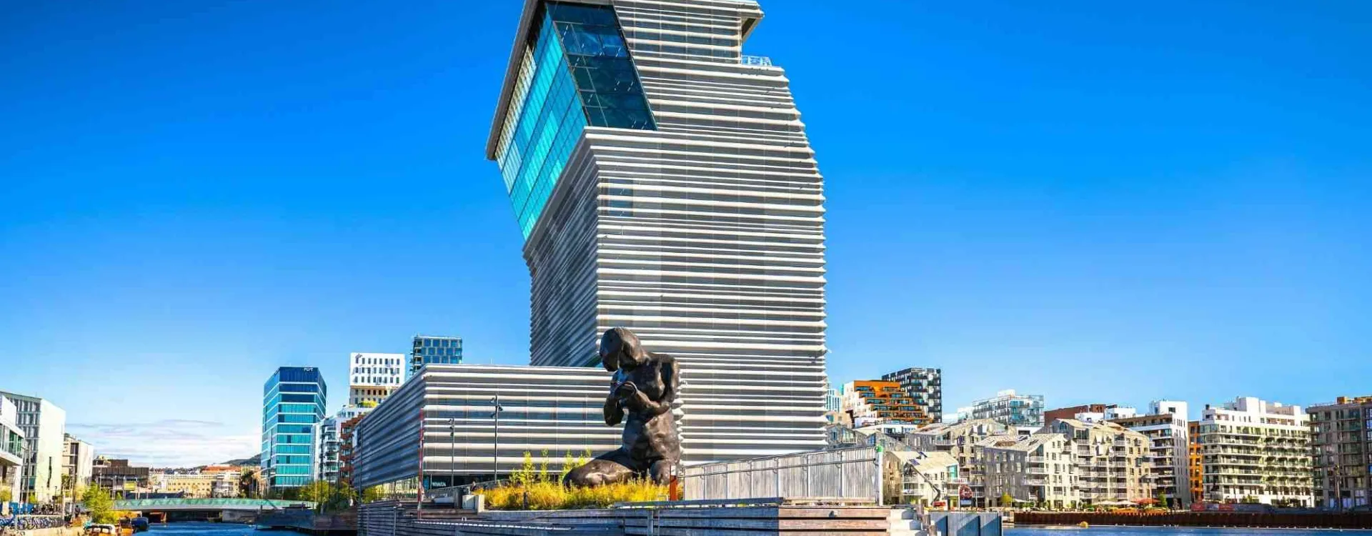 Musée Munch à Oslo en Norvège, bâtiment moderne de 13 étages dans le quartier Bjørvika au bord du fjord