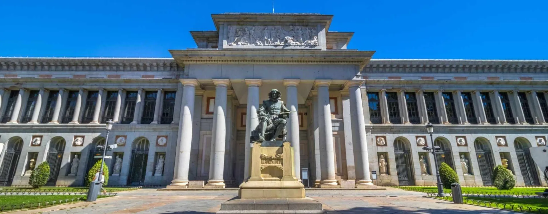 Entrée du musée du Prado à Madrid avec la statue du peintre Diego Velázquez