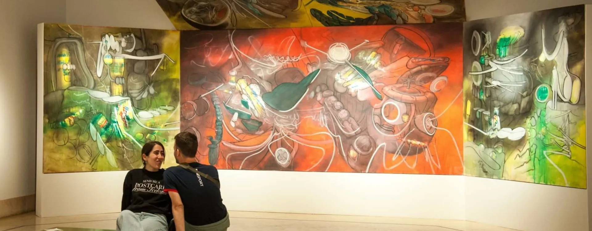 Couple de visiteurs admirant des œuvres d’art à l’intérieur du musée Thyssen-Bornemisza à Madrid