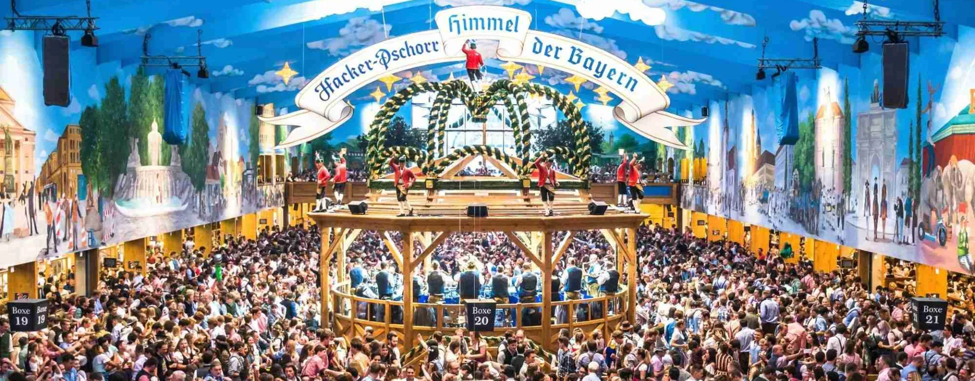 La tente Hacker-Pschorr à l’Oktoberfest de Munich remplie de visiteurs venus profiter de la fête de la bière