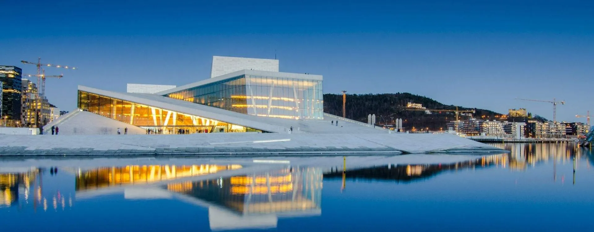 Opéra d’Oslo illuminé la nuit au bord du fjord en Norvège