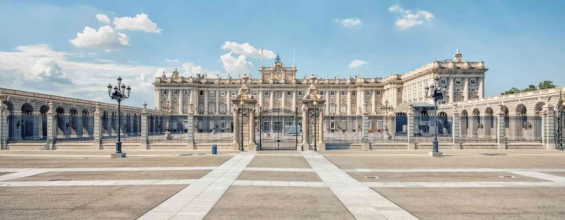Palais Royal de Madrid en Espagne, façade du palais royal situé sur la Plaza de Oriente
