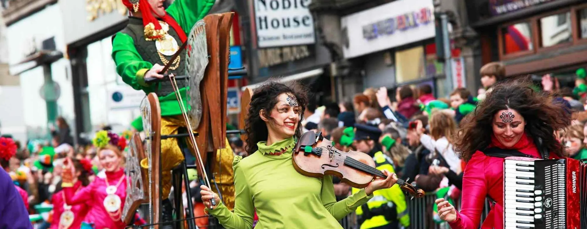 Participants costumés lors de la parade de la Saint-Patrick à Dublin en Irlande