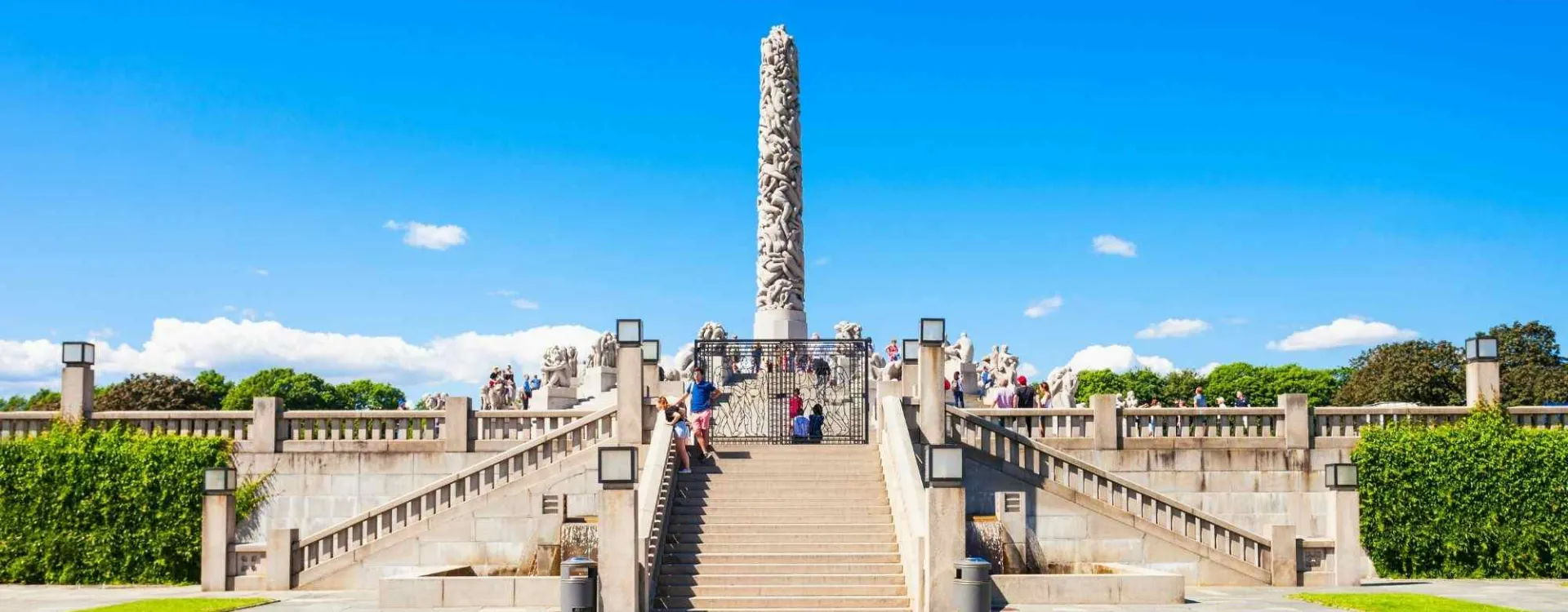 Parc de sculptures Vigeland à Oslo avec le Monolithe entouré de sculptures de Gustav Vigeland