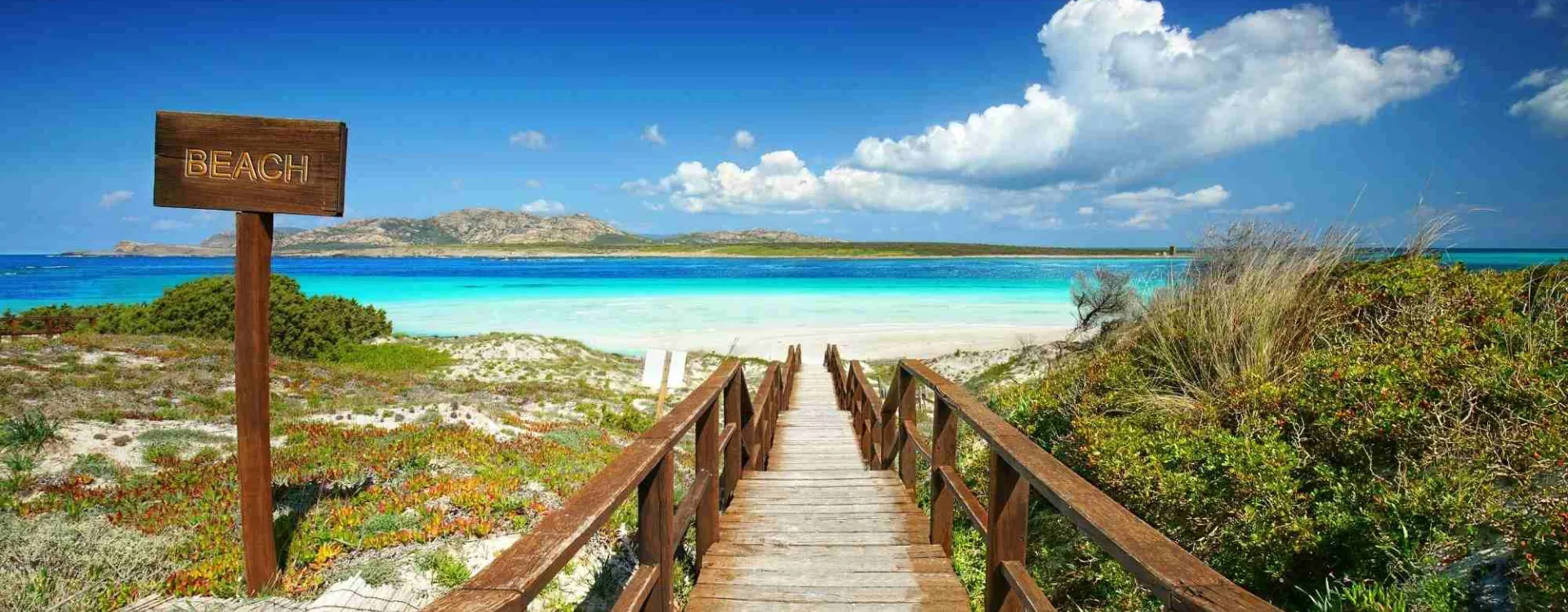 Plage de La Pelosa à Stintino en Sardaigne avec sable blanc et eau turquoise cristalline
