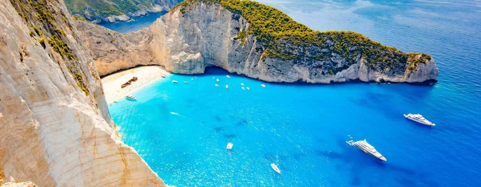 Vue de la plage de Navagio à Zakynthos avec ses falaises calcaires et son eau turquoise en Grèce
