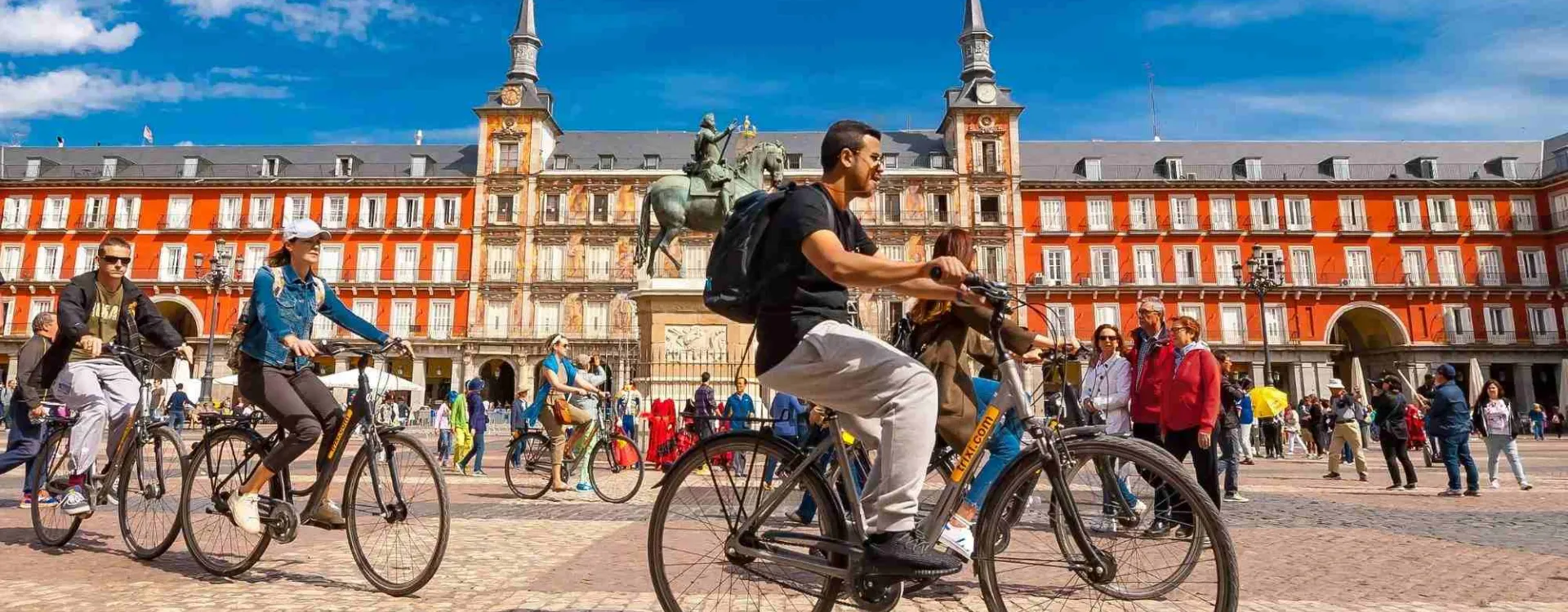 Plaza Mayor à Madrid avec des touristes à vélo sur la place historique du centre-ville