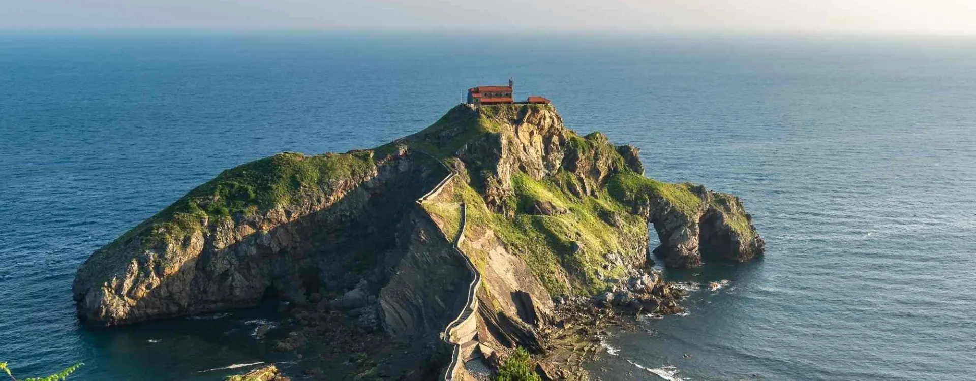 an Juan de Gaztelugatxe au Pays basque espagnol avec son escalier sur l’océan Atlantique