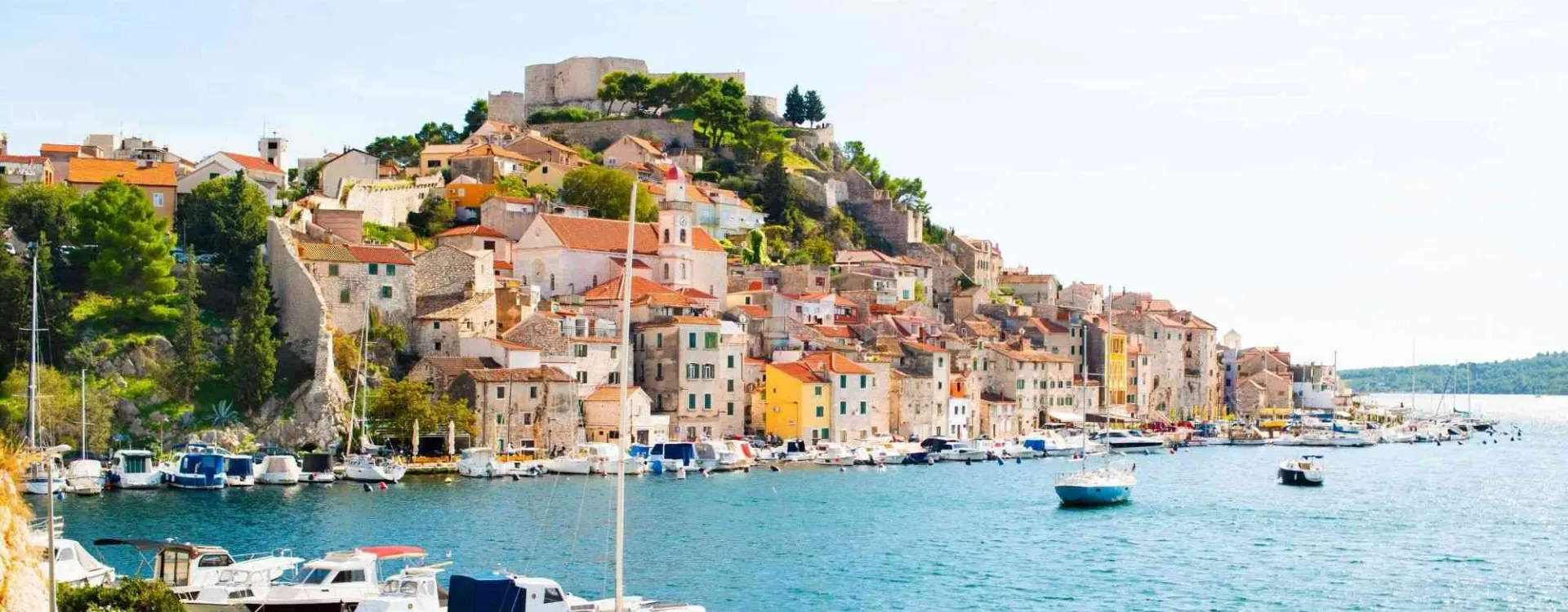 Vue de la vieille ville de Šibenik en Croatie avec son port, ses maisons en pierre et la mer Adriatique