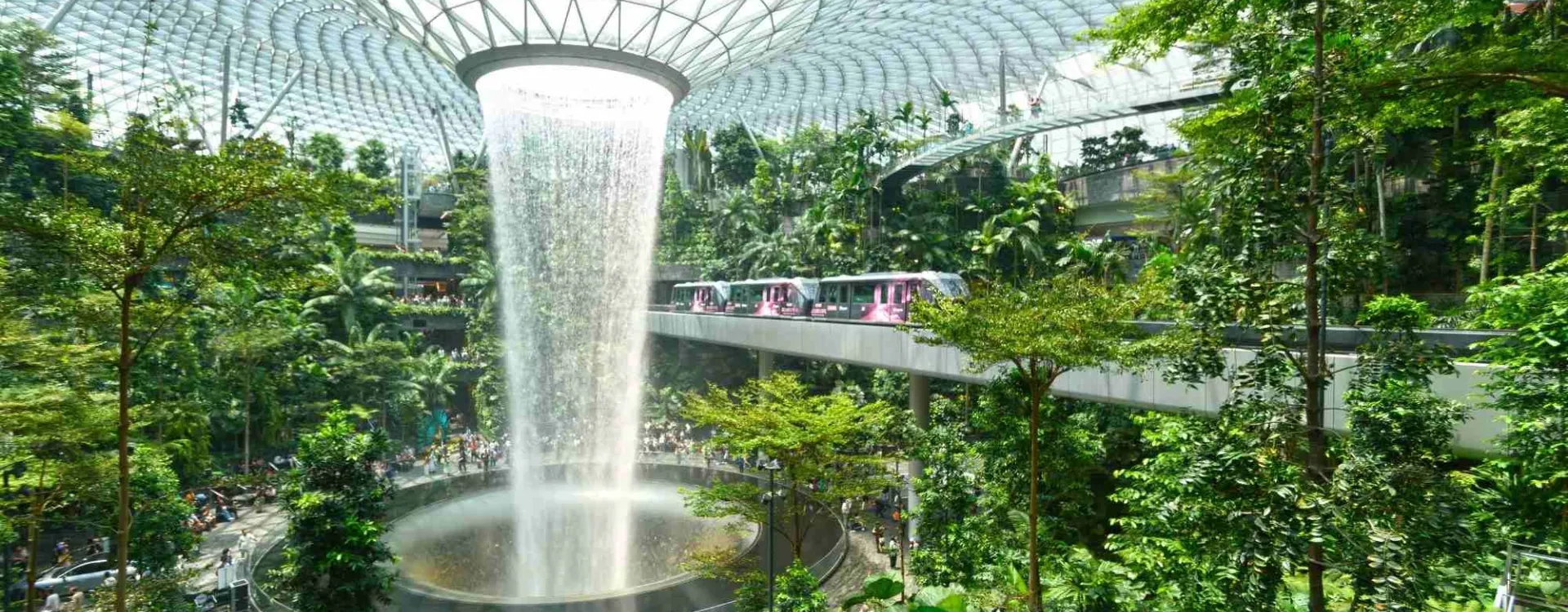 Cascade intérieure du Jewel à l’aéroport de Singapour, symbole de la ville futuriste 