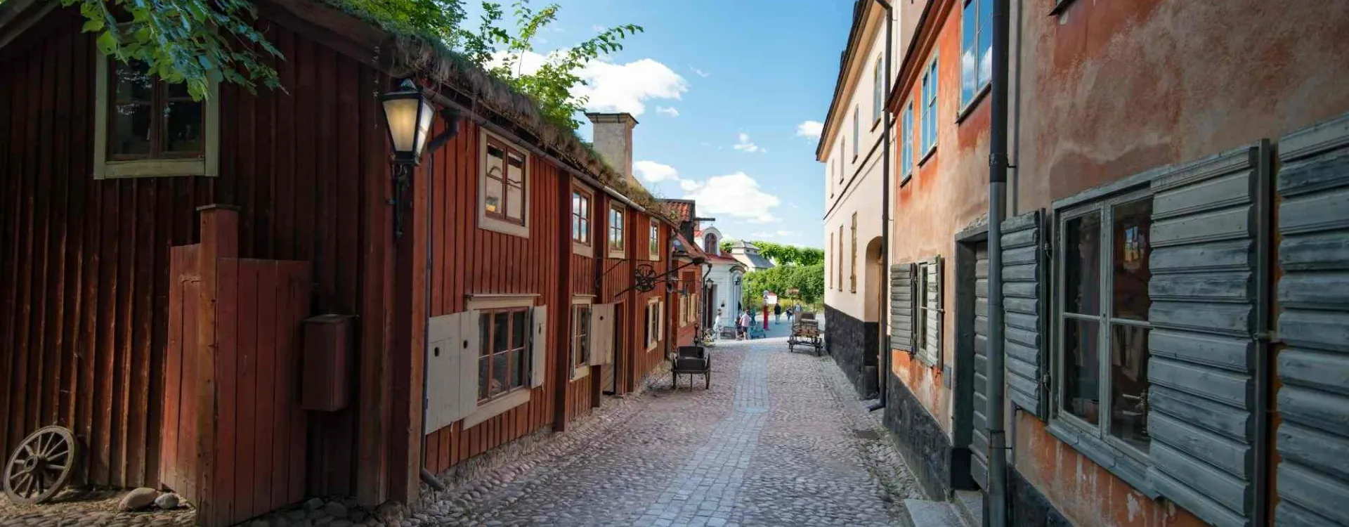 Rue pavée avec maisons traditionnelles en bois à Skansen, musée en plein air à Stockholm en Suède