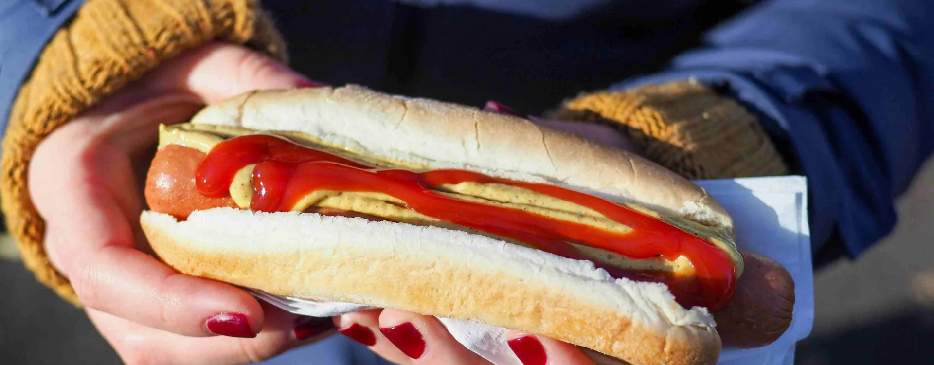 Hot-dog new-yorkais avec moutarde et ketchup, spécialité street food emblématique de New York