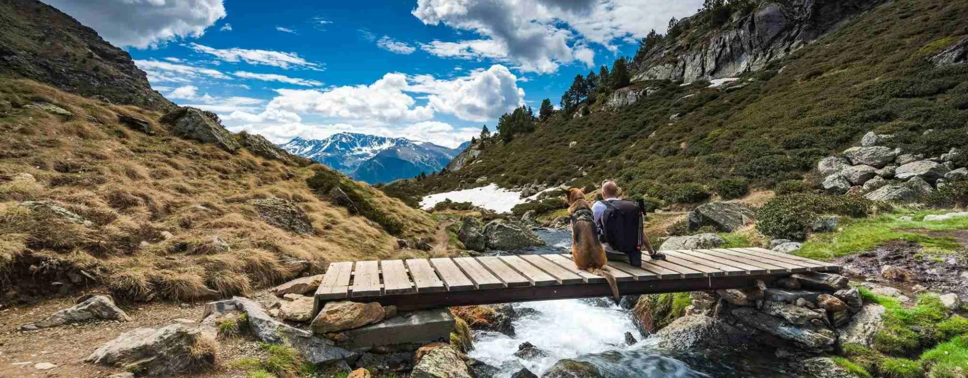 Randonnée en Andorre dans les Pyrénées avec paysage de montagne et rivière