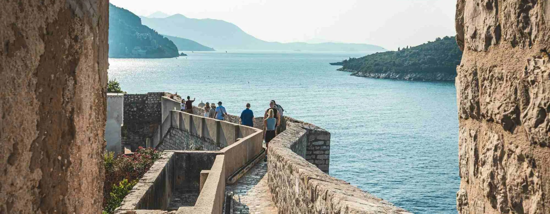 Remparts de Dubrovnik et chemin de ronde dominant la vieille ville et la mer Adriatique