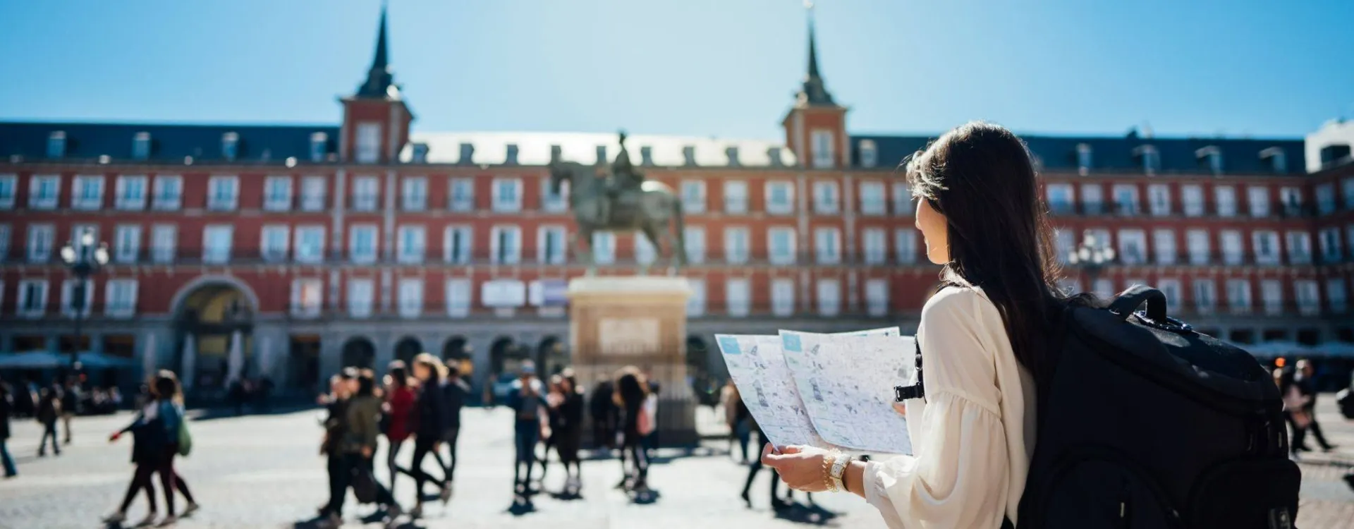 Voyageuse lisant une carte sur la Plaza Mayor à Madrid en Espagne