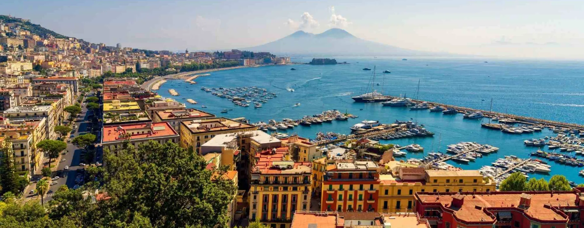 Vue panoramique de Naples et de la baie de Naples avec le Vésuve en arrière-plan, Italie