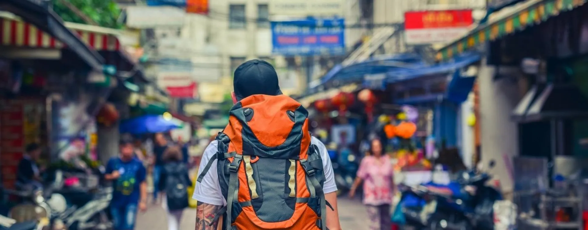 Backpacker avec sac à dos marchant dans une rue de Bangkok en Thaïlande, illustration du voyage pas cher