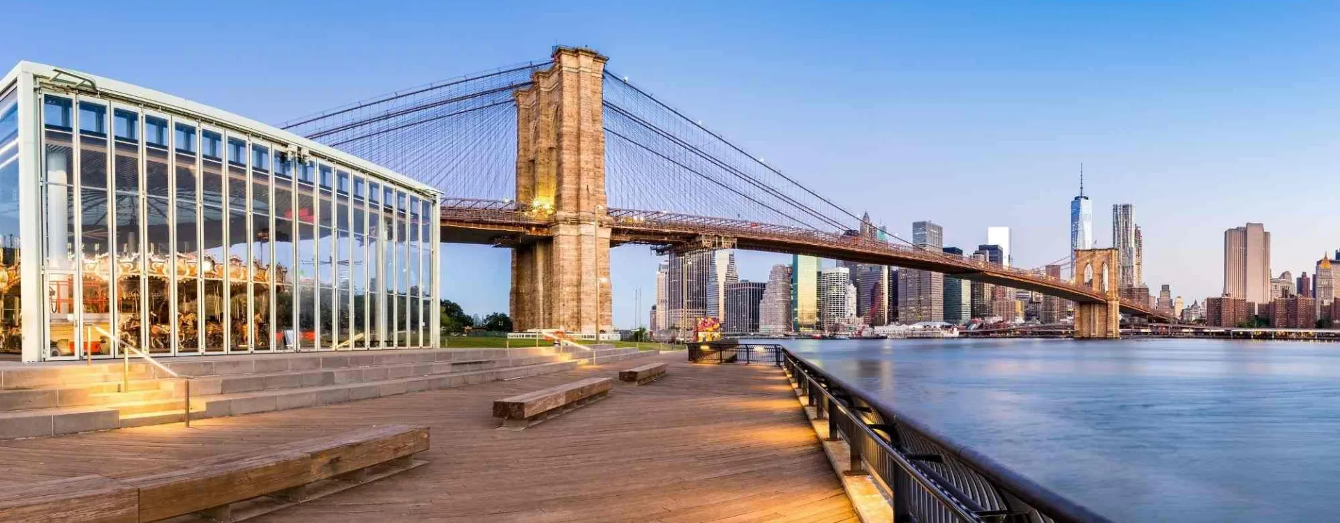 Skyline de Lower Manhattan au lever du soleil vue depuis Brooklyn Bridge Park