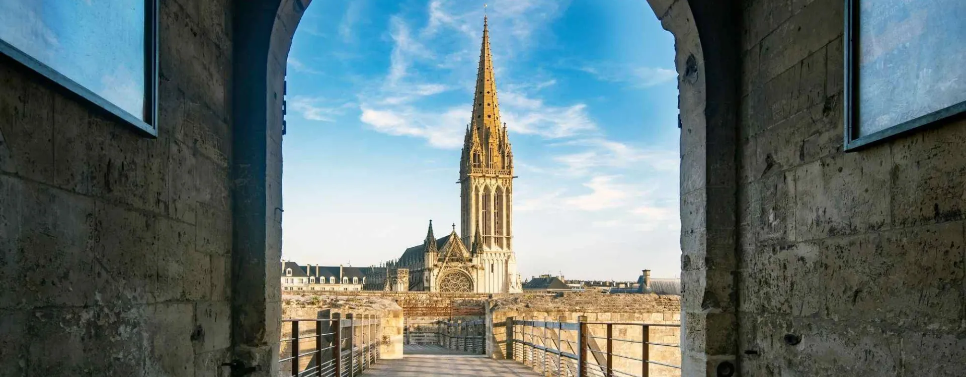 Vue de l’église Saint-Pierre depuis le château de Caen en Normandie