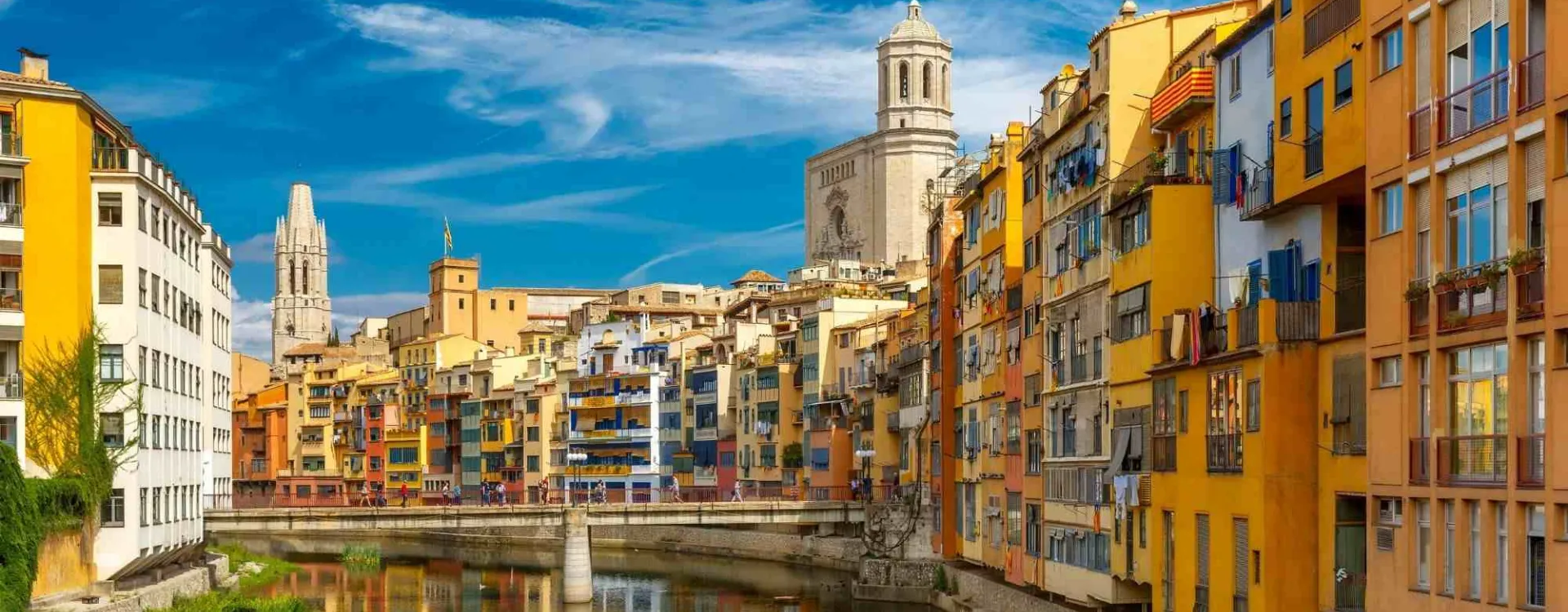 Maisons colorées le long de l’Onyar à Gérone en Espagne