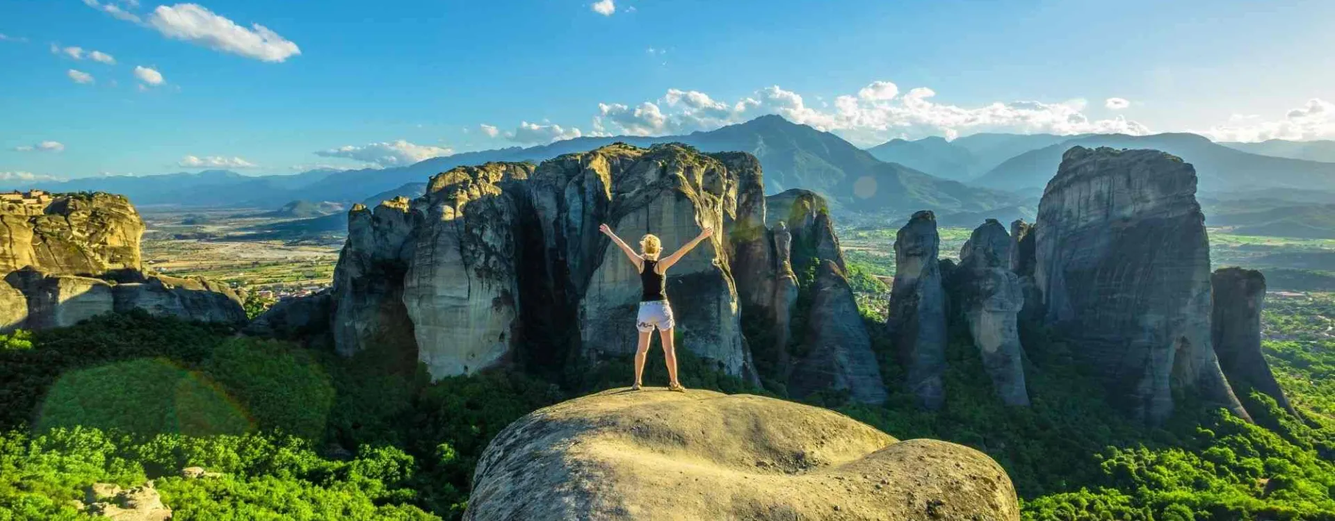 Randonneuse admirant le panorama des Météores depuis le point de vue de Psaropetra en Grèce