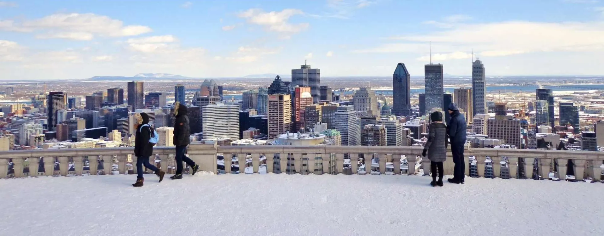 Vue panoramique de Montréal enneigée depuis le belvédère du Mont Royal