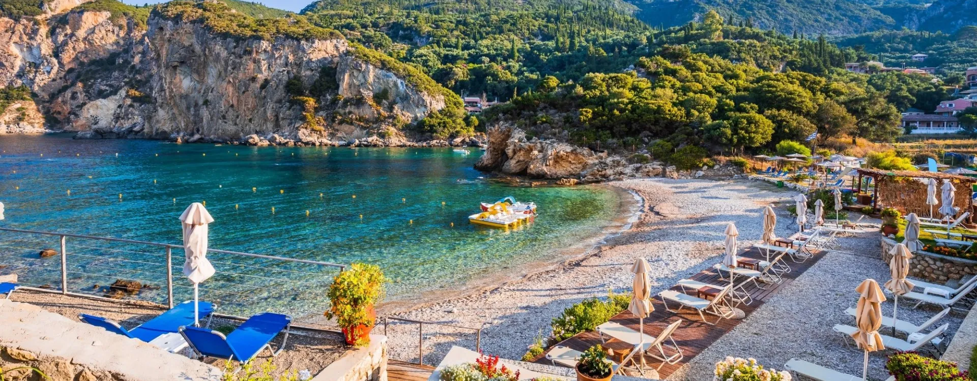 Plage d’Agios Petros à Paleokastritsa sur l’île de Corfou en Grèce