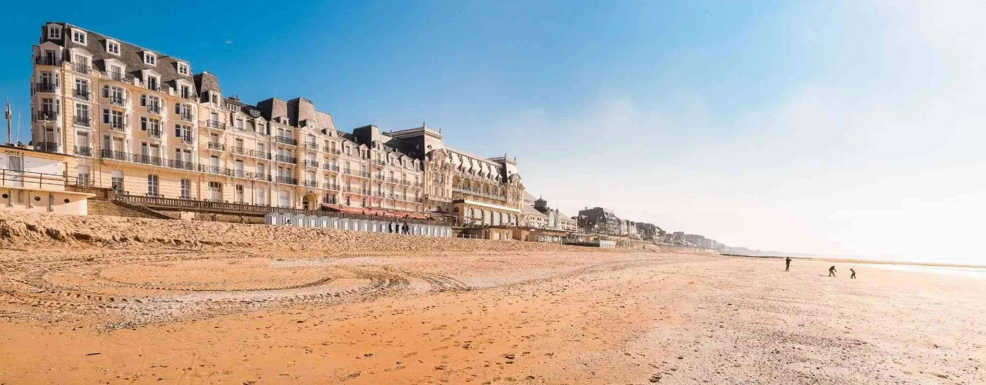 La plage de Cabourg à marée basse, dominée par le Grand Hôtel et ses élégantes villas Belle Époque