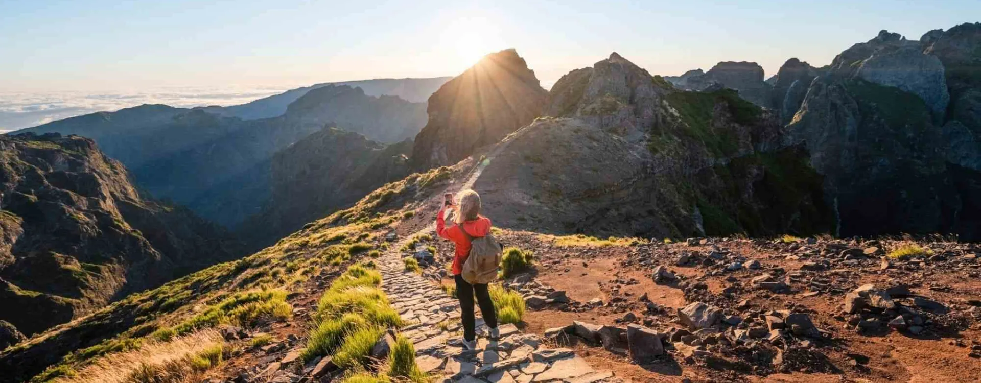 Une randonneuse au Pico do Arieiro, l'une des plus belles randonnées de Madère.