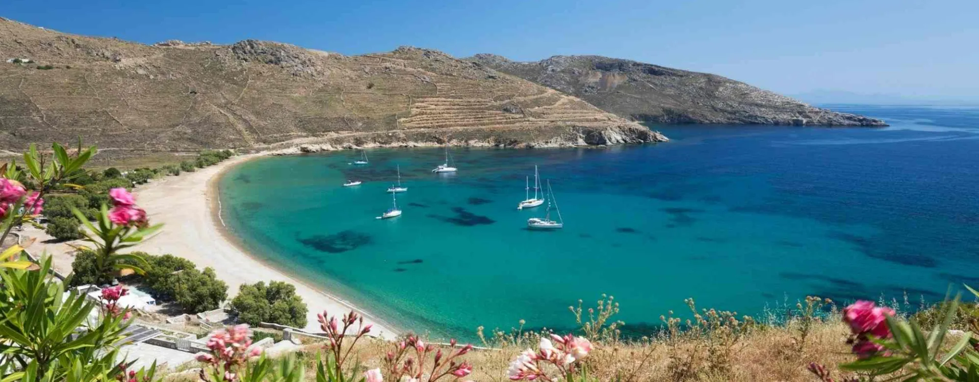Vue sur la plage de Ganema à Serifos dans les Cyclades