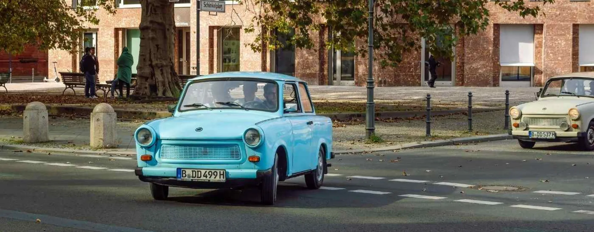 Voiture Trabant en visite touristique à Berlin, moyen de transport original en Europe