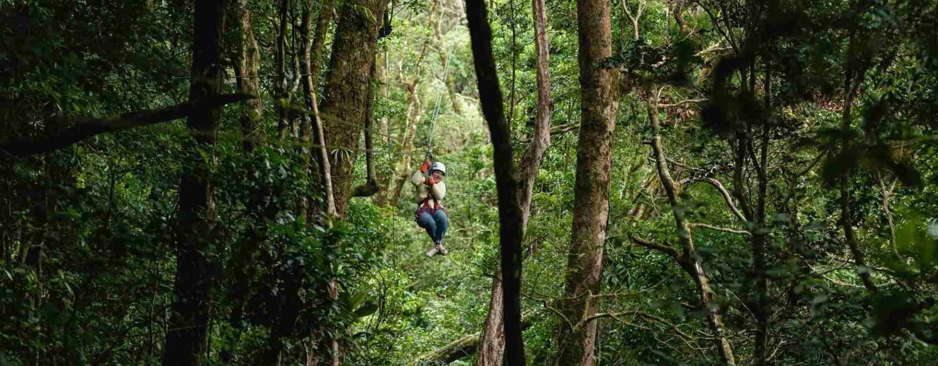 emme faisant de la tyrolienne dans la jungle du Costa Rica