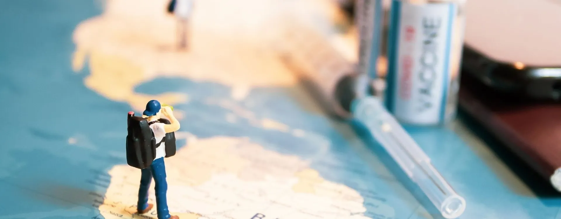 Voyageur miniature avec passeport et vaccin pour voyager