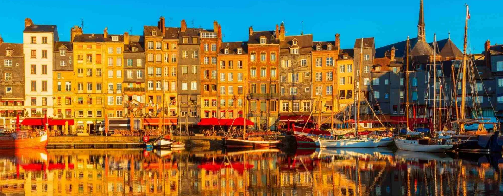 Vieux Bassin de Honfleur en Normandie, au lever du soleil.