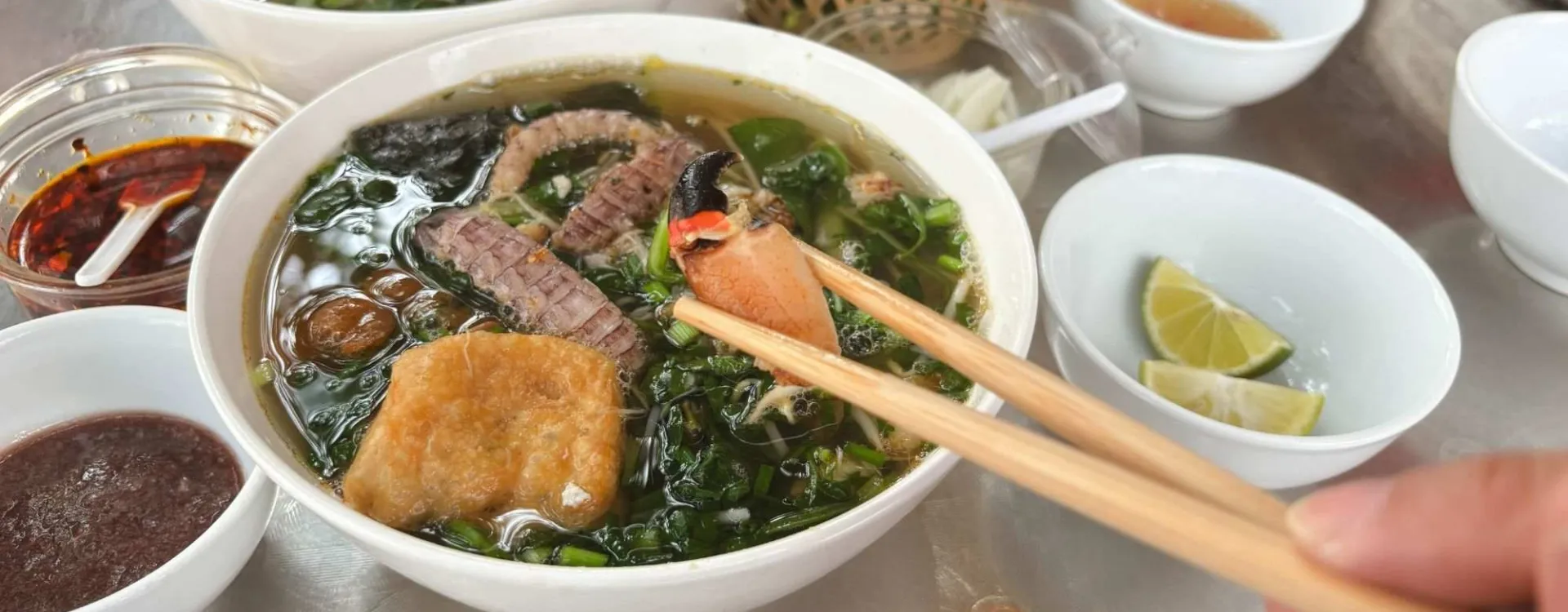 Bol de bun cu ky à Ha Long au Vietnam, spécialité locale dégustée dans un restaurant de rue