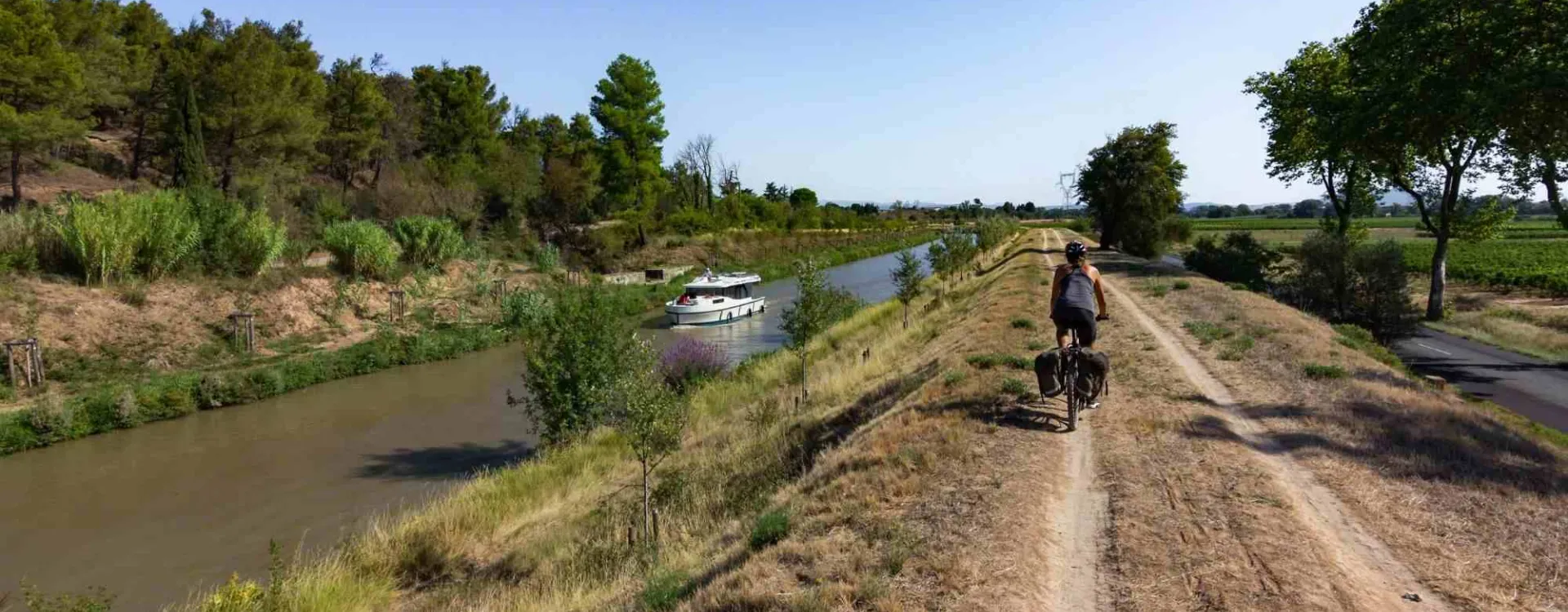 Cycliste sur le Canal du Midi entre Toulouse et Sète dans le sud de la France