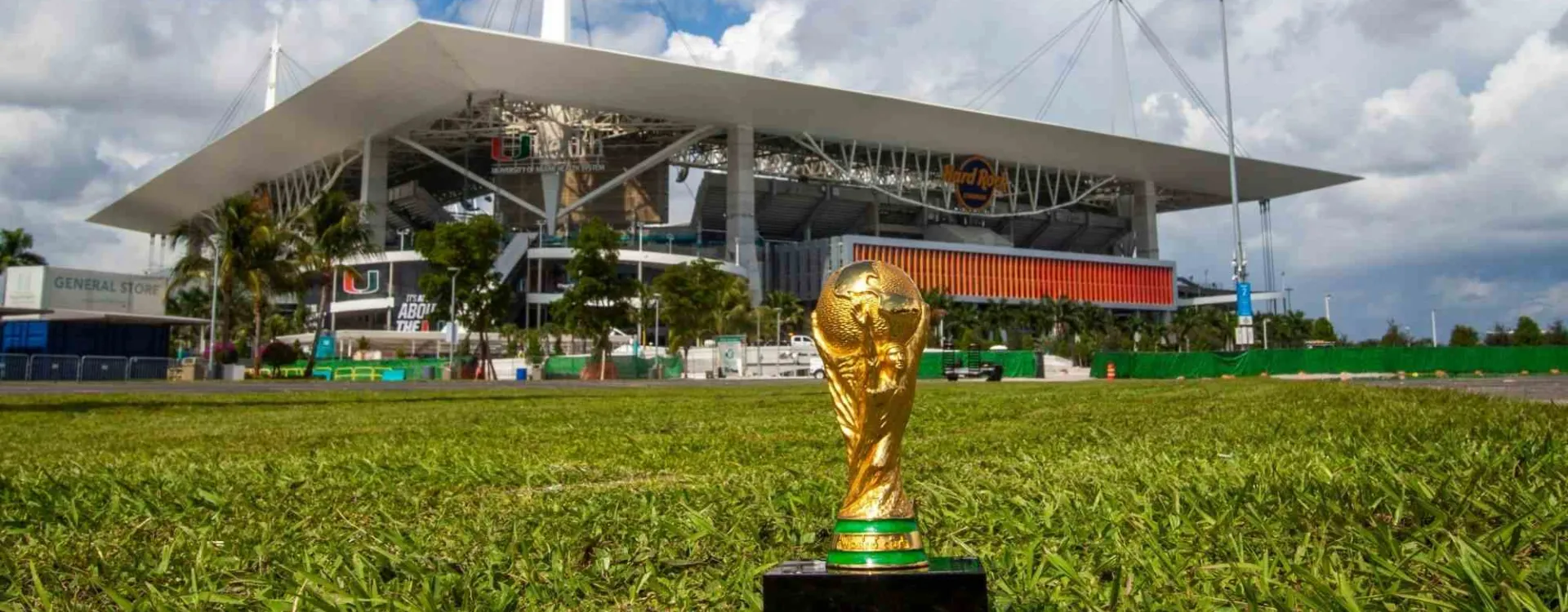Trophée de la Coupe du monde devant le Hard Rock Stadium à Miami, ville hôte de la Coupe du monde 2026